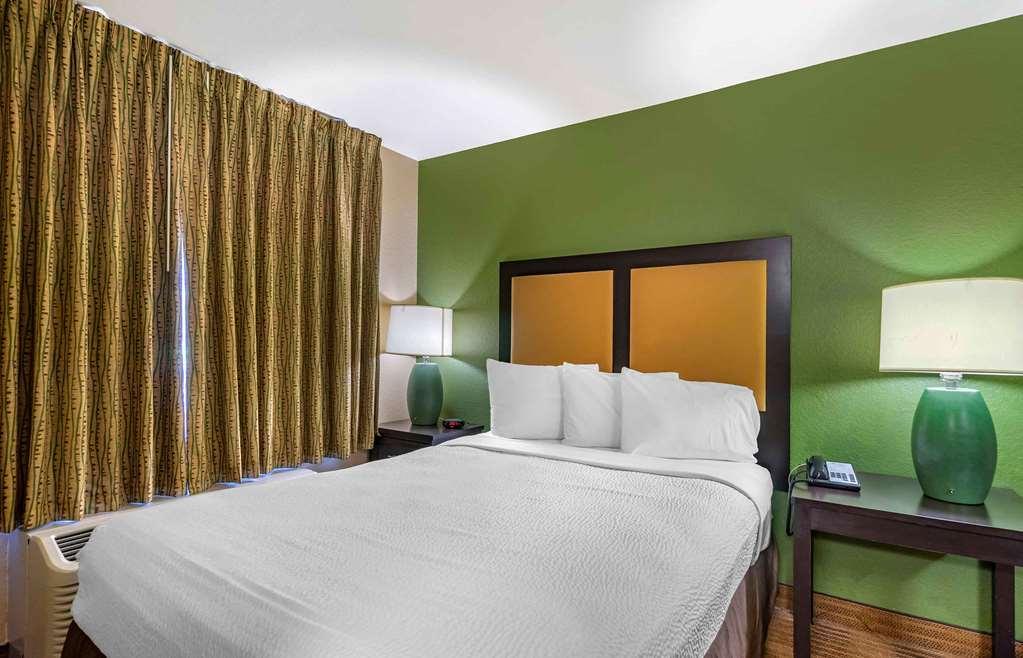Extended Stay America Suites - Tampa - Airport - N Westshore Blvd Room photo